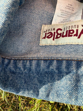 Load image into Gallery viewer, Vintage Wrangler Light Denim Jacket Size Large
