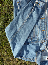 Load image into Gallery viewer, Vintage Wrangler Light Denim Jacket Size Large

