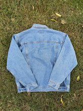 Load image into Gallery viewer, Vintage Wrangler Light Denim Jacket Size Large
