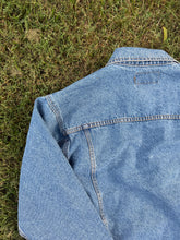 Load image into Gallery viewer, Vintage Wrangler Light Denim Jacket Size Large
