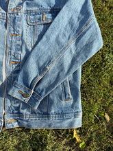 Load image into Gallery viewer, Vintage Wrangler Light Denim Jacket Size Large

