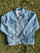 Load image into Gallery viewer, Vintage Wrangler Light Denim Jacket Size Large
